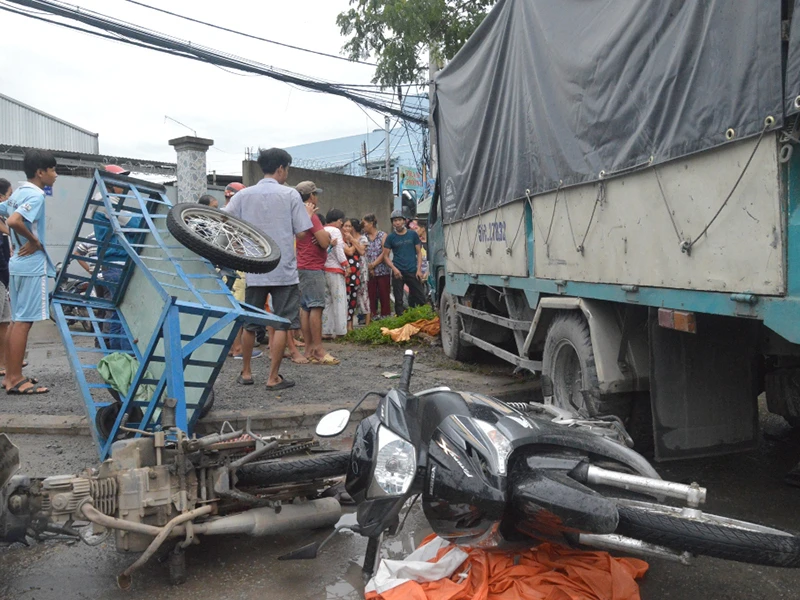 Vụ việc khiến người dân gặp một phen hốt hoảng, nhiều người đi đường bỏ xe chạy 